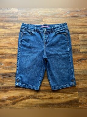 Gloria Vanderbilt “Leona” Bermuda Denim Shorts in Dark Wash - Size 6P